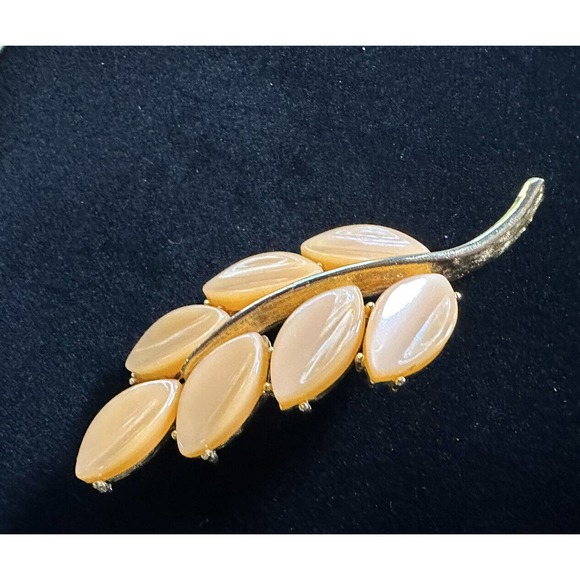 Vintage Orange Celluloid 50’s Leaf Goldtone Brooch Unbranded 3-D - Picture 4 of 6